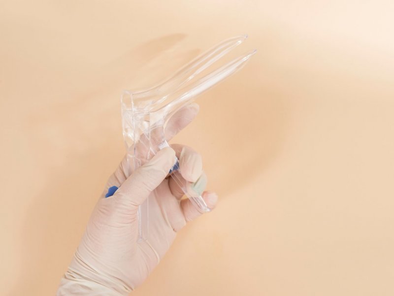 Photo of a clear plastic speculum